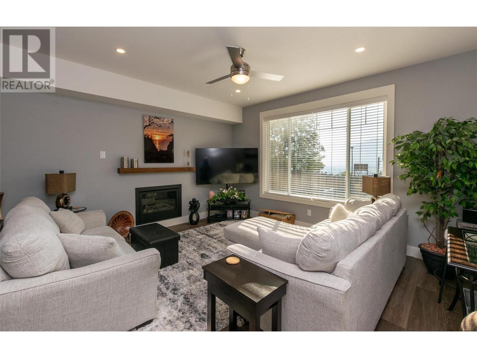 1910 11 Avenue NE Unit# 10, #10