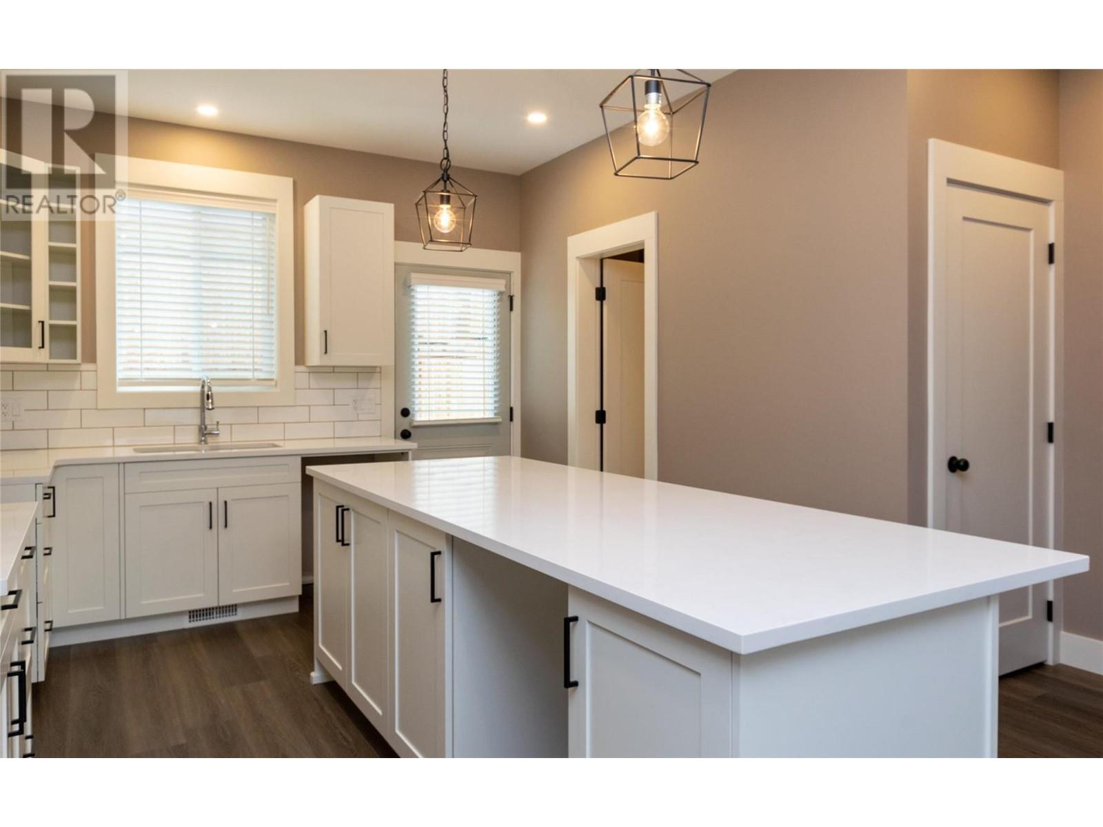 1910 11 Avenue NE Unit# 10, #10