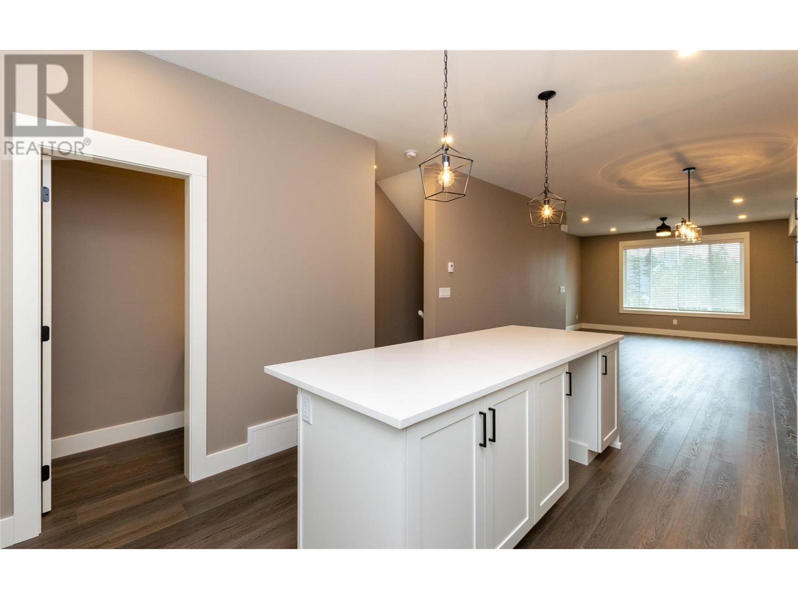 1910 11 Avenue NE Unit# 10, #10