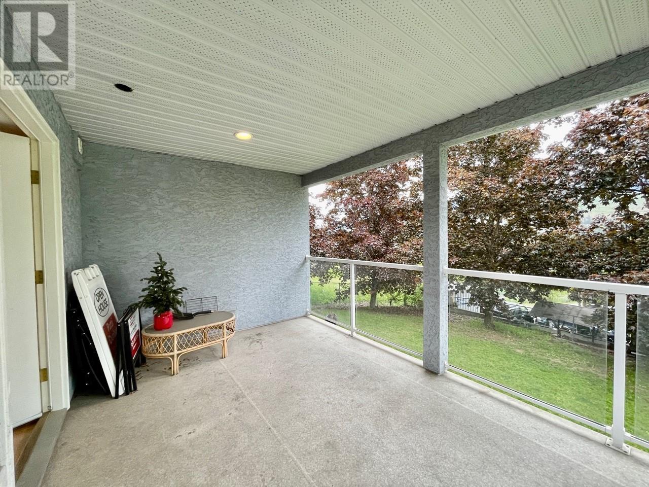 9925-9927 Okanagan Centre Road E
