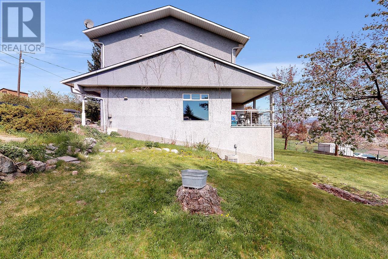 9925-9927 Okanagan Centre Road E