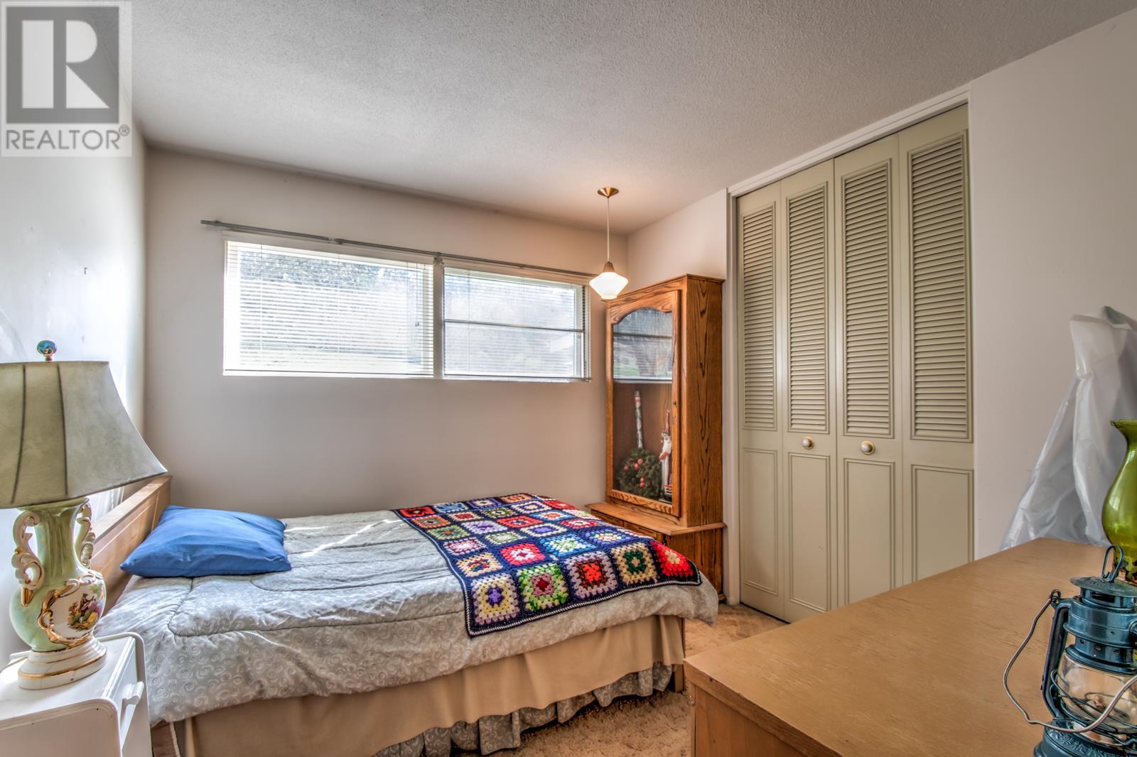3770 Lakeshore Road NE