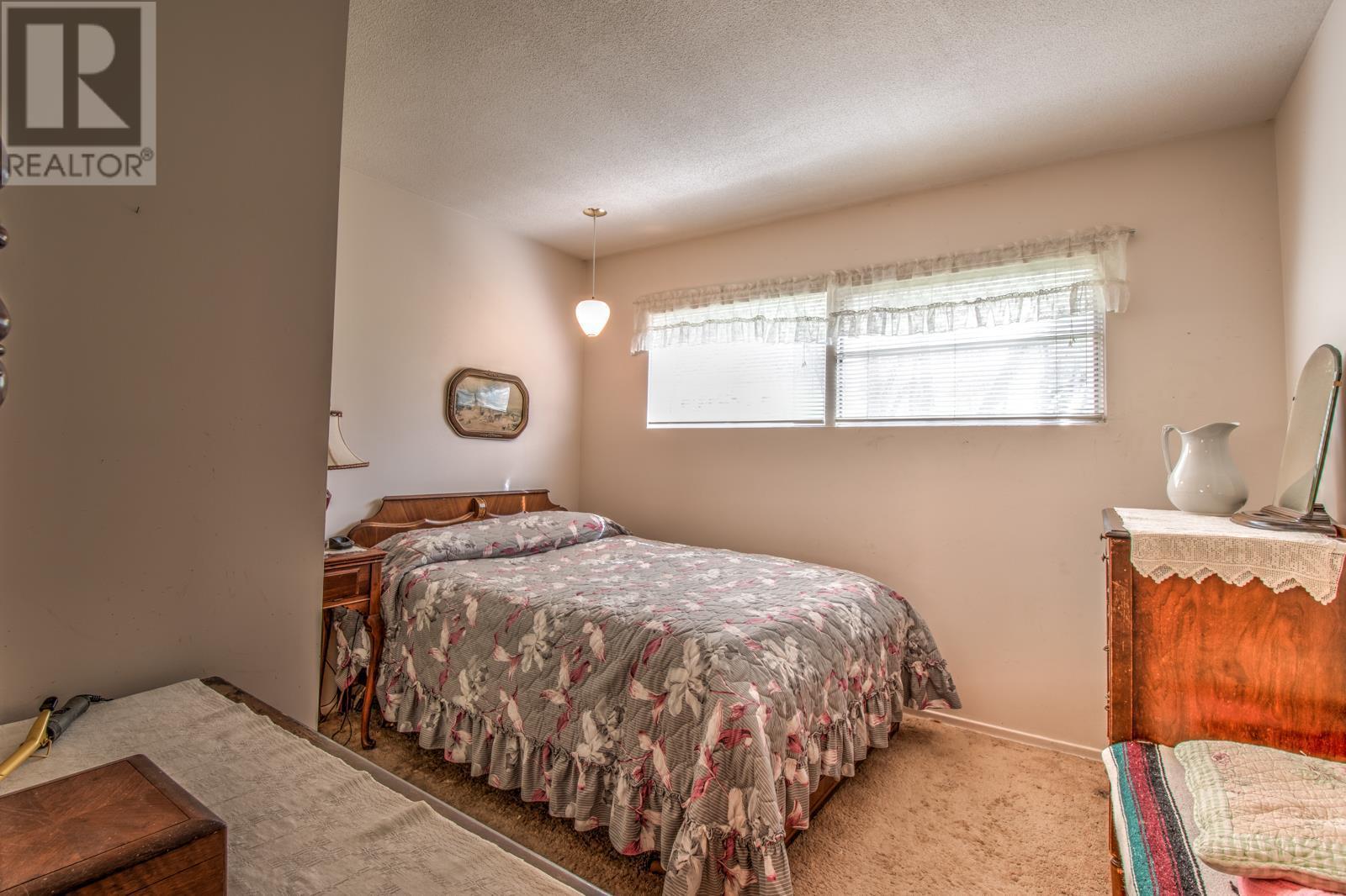 3770 Lakeshore Road NE
