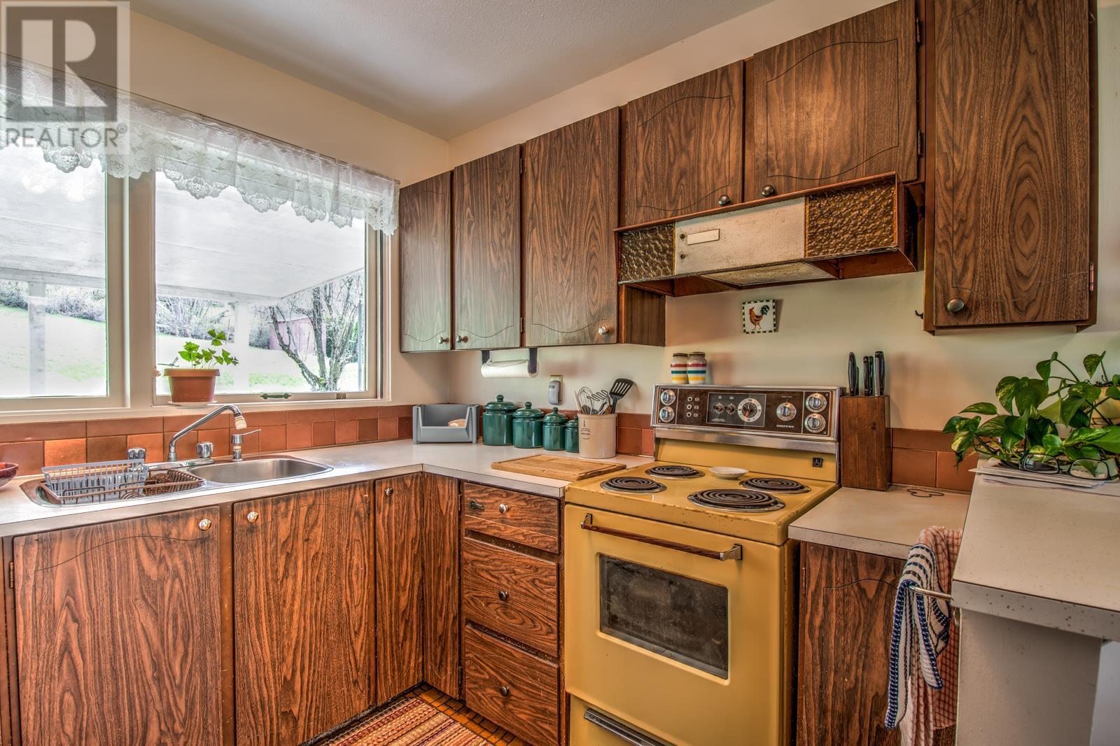 3770 Lakeshore Road NE