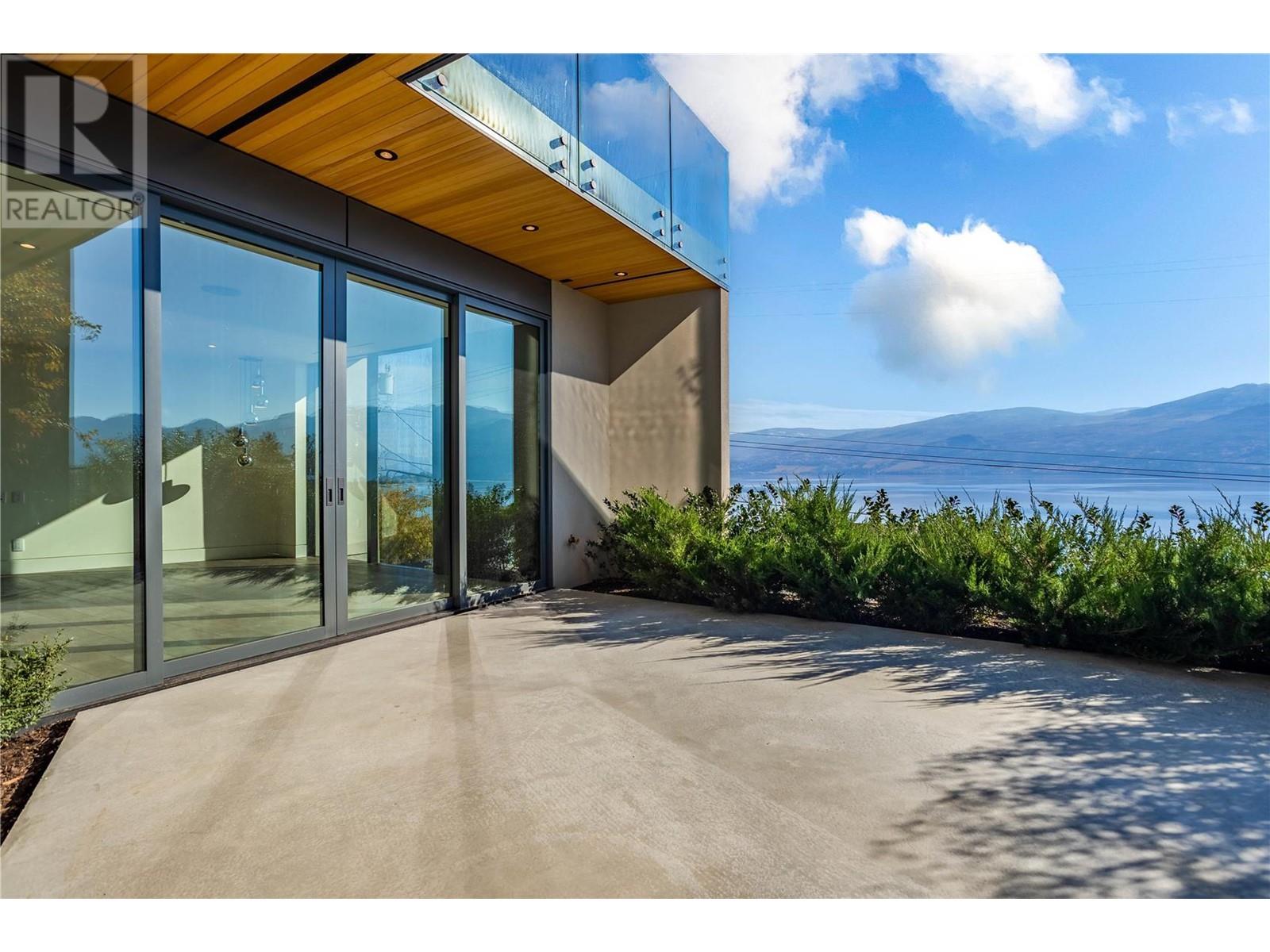 3985 Beachview Drive