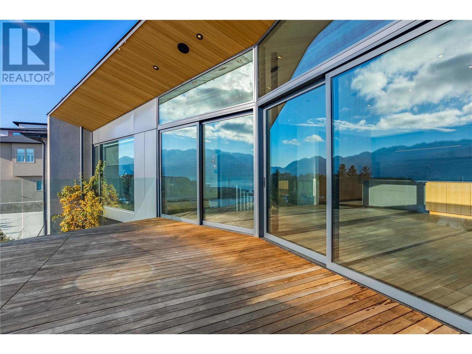 3985 Beachview Drive
