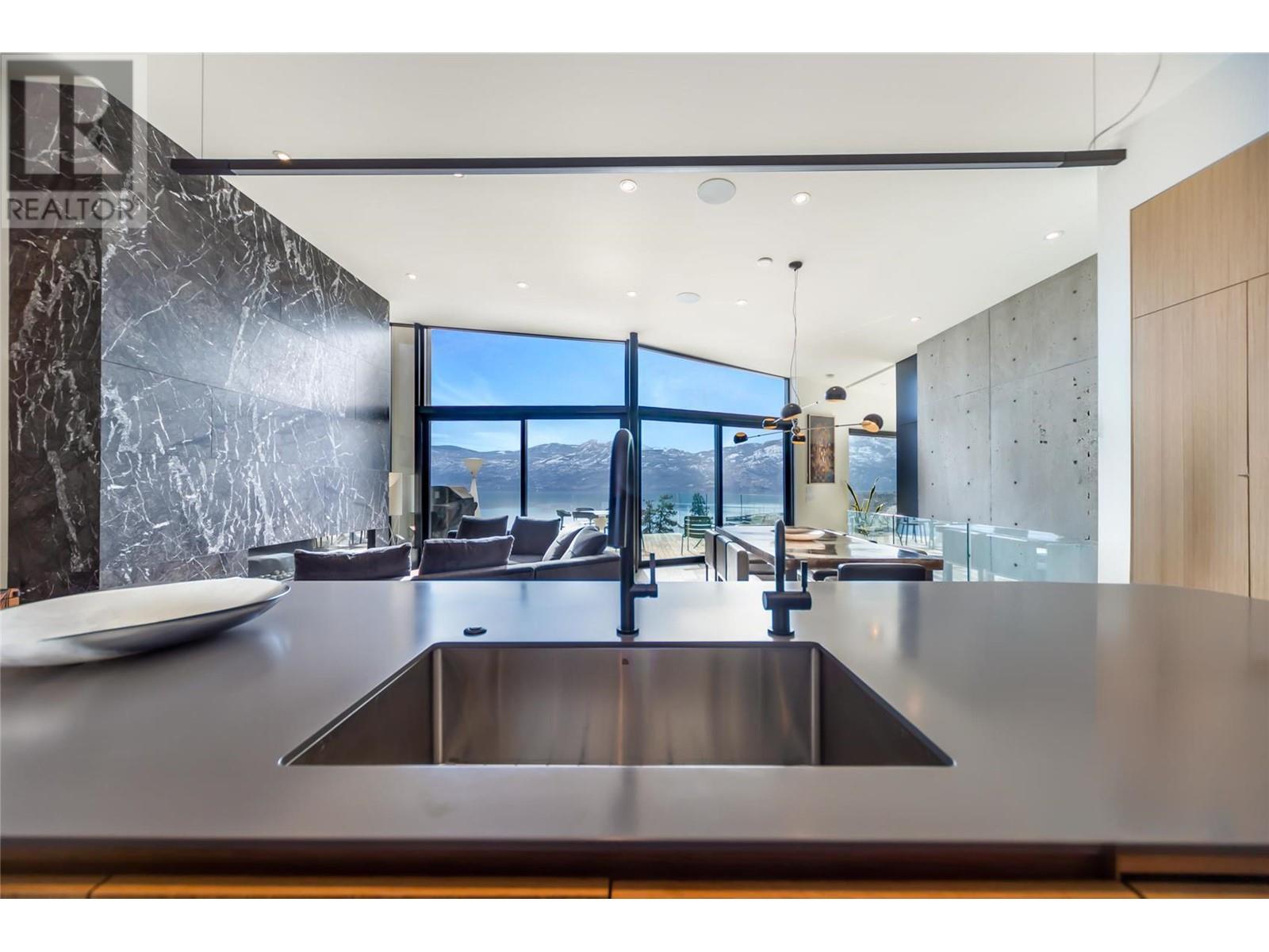 3985 Beachview Drive