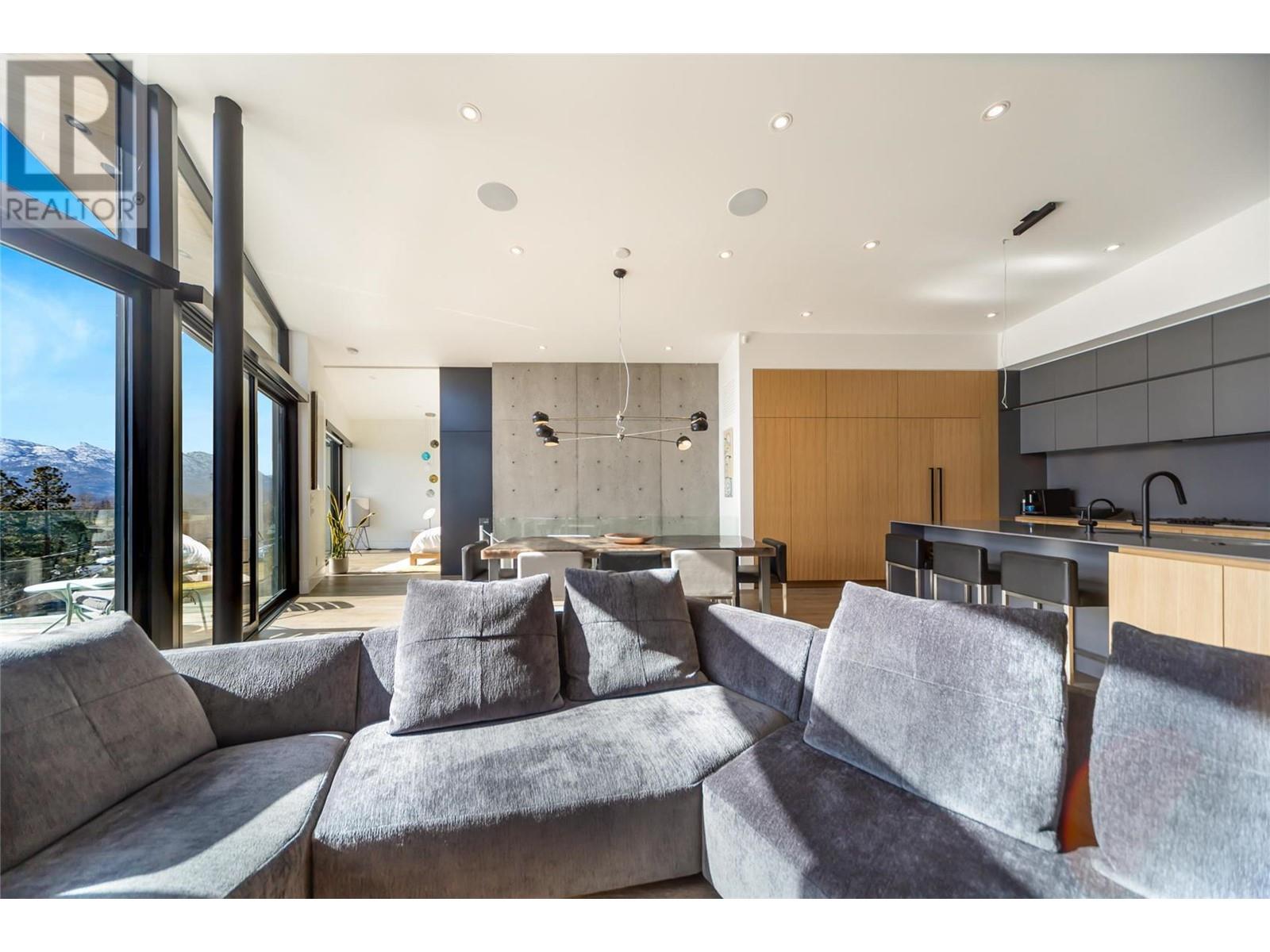 3985 Beachview Drive
