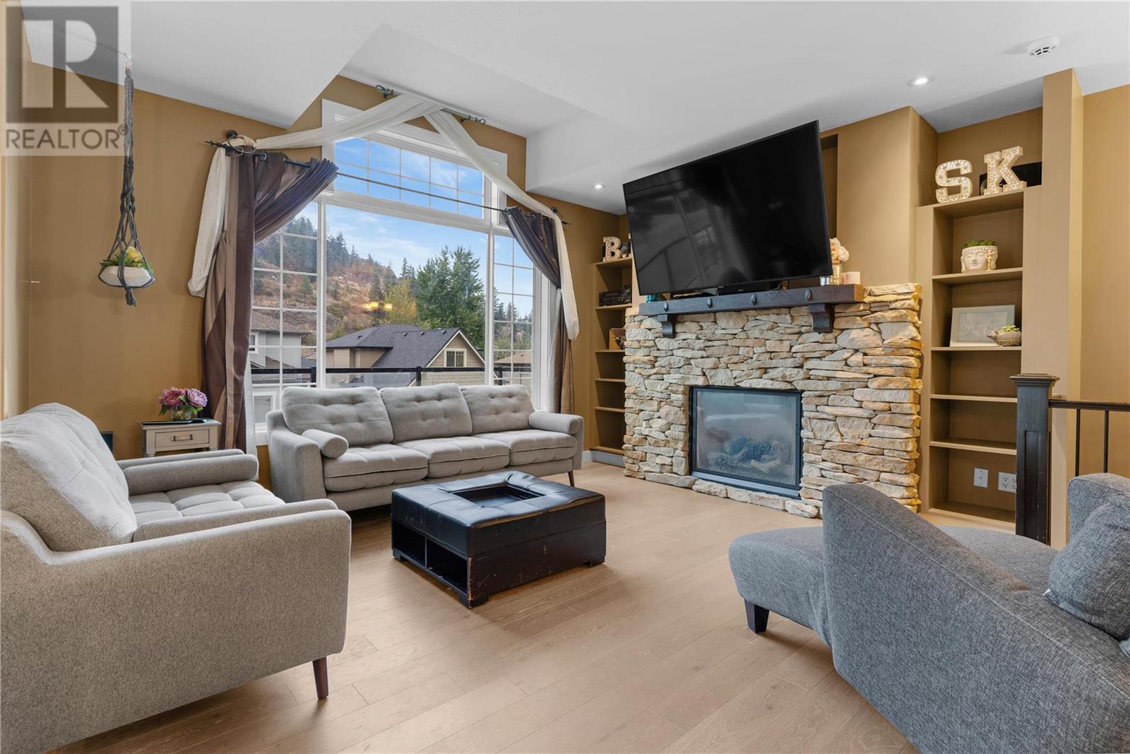 2160 Shelby Crescent