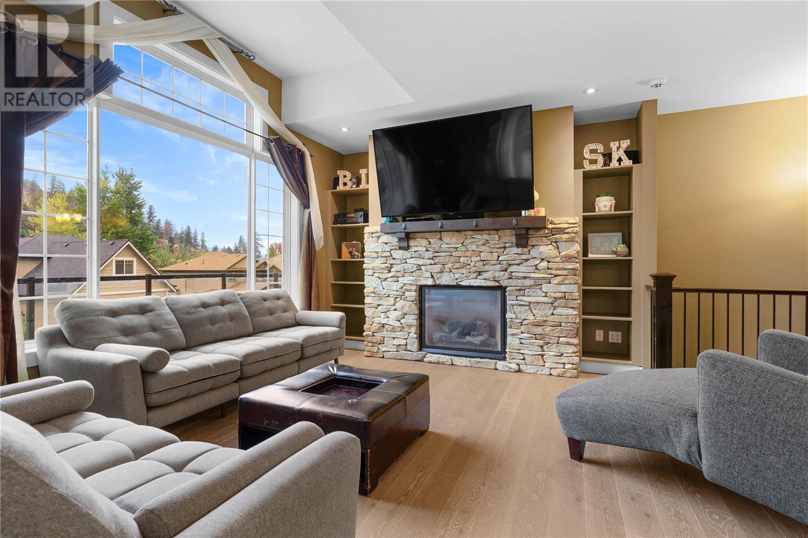 2160 Shelby Crescent