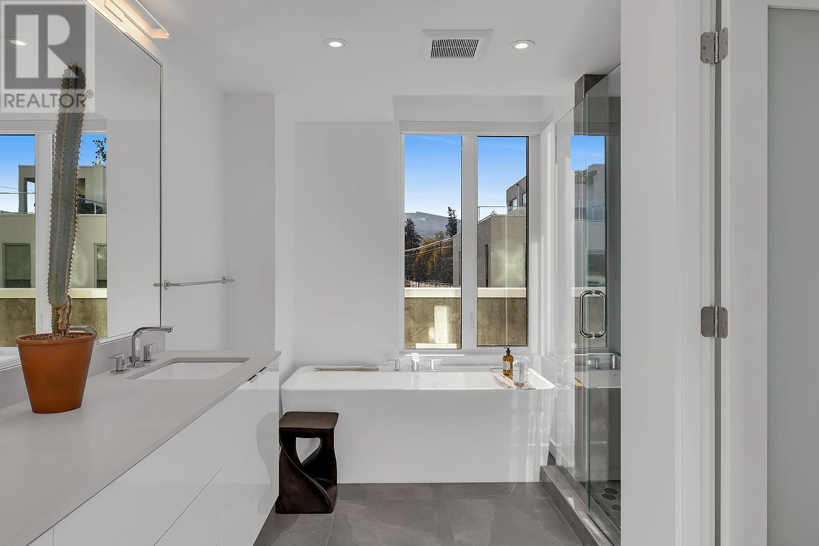 4071 Lakeshore Road Unit# 102, #102