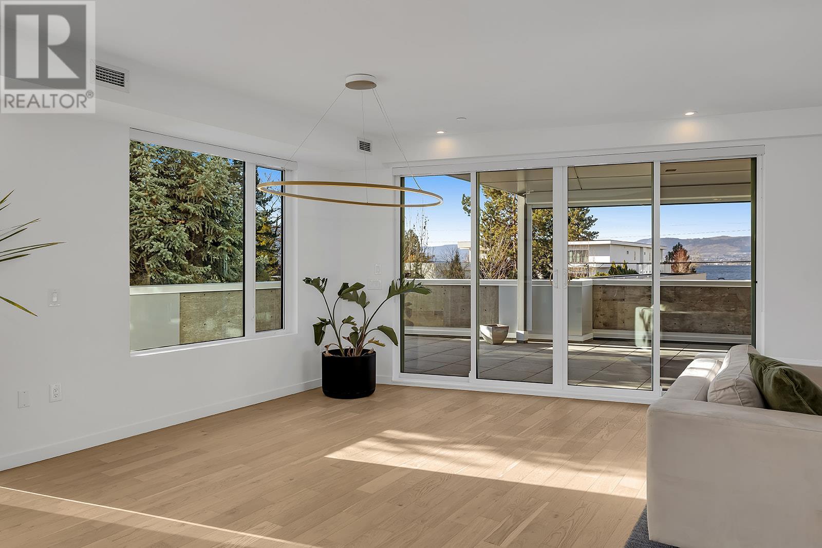 4071 Lakeshore Road Unit# 102, #102