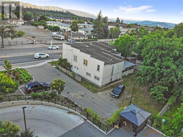 1220 Highway 33 W