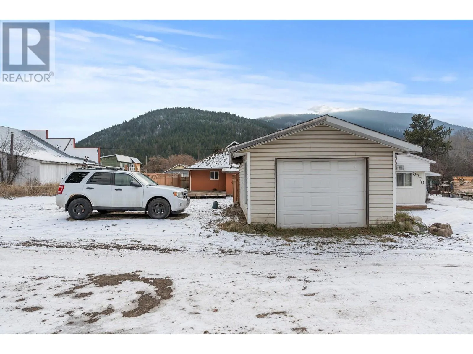 5768 Highway 97 N Highway