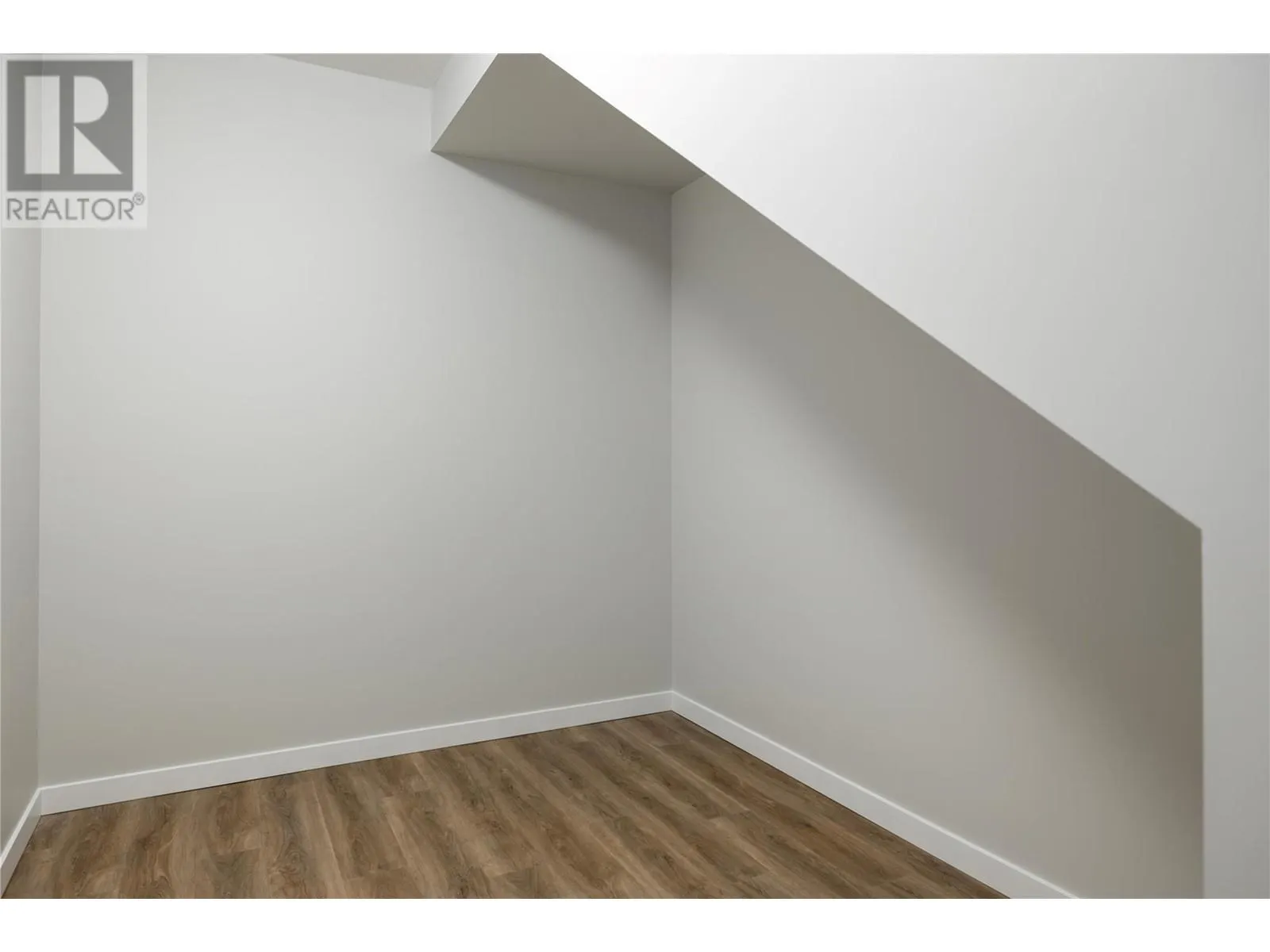 595 Vineyard Way N Unit# 9