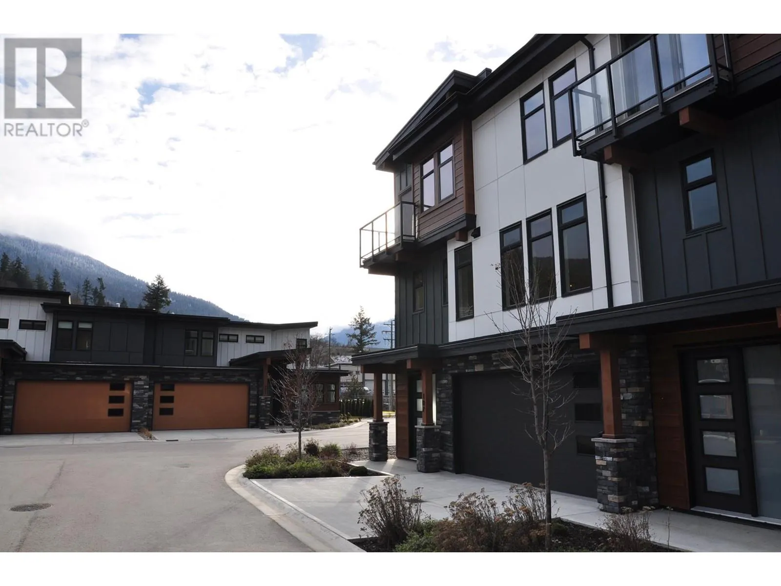 910 LAKESIDE Drive Unit# 107