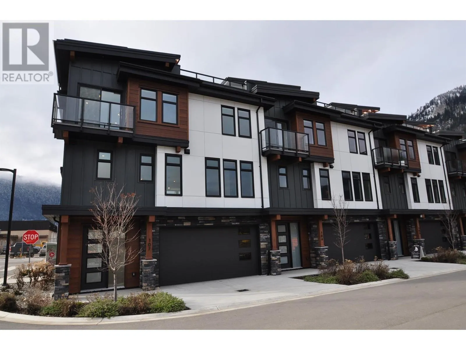 910 LAKESIDE Drive Unit# 107