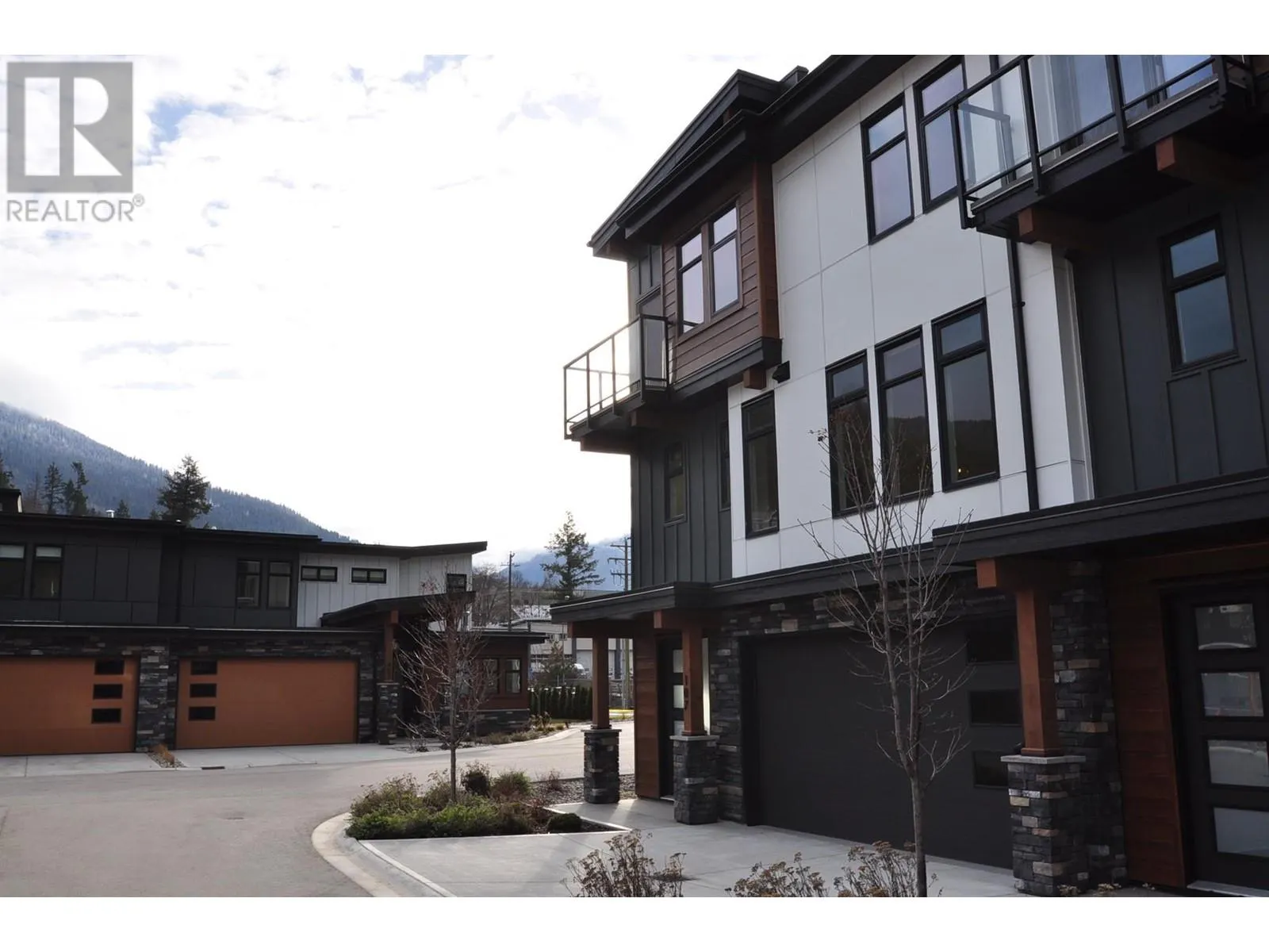 910 LAKESIDE Drive Unit# 107