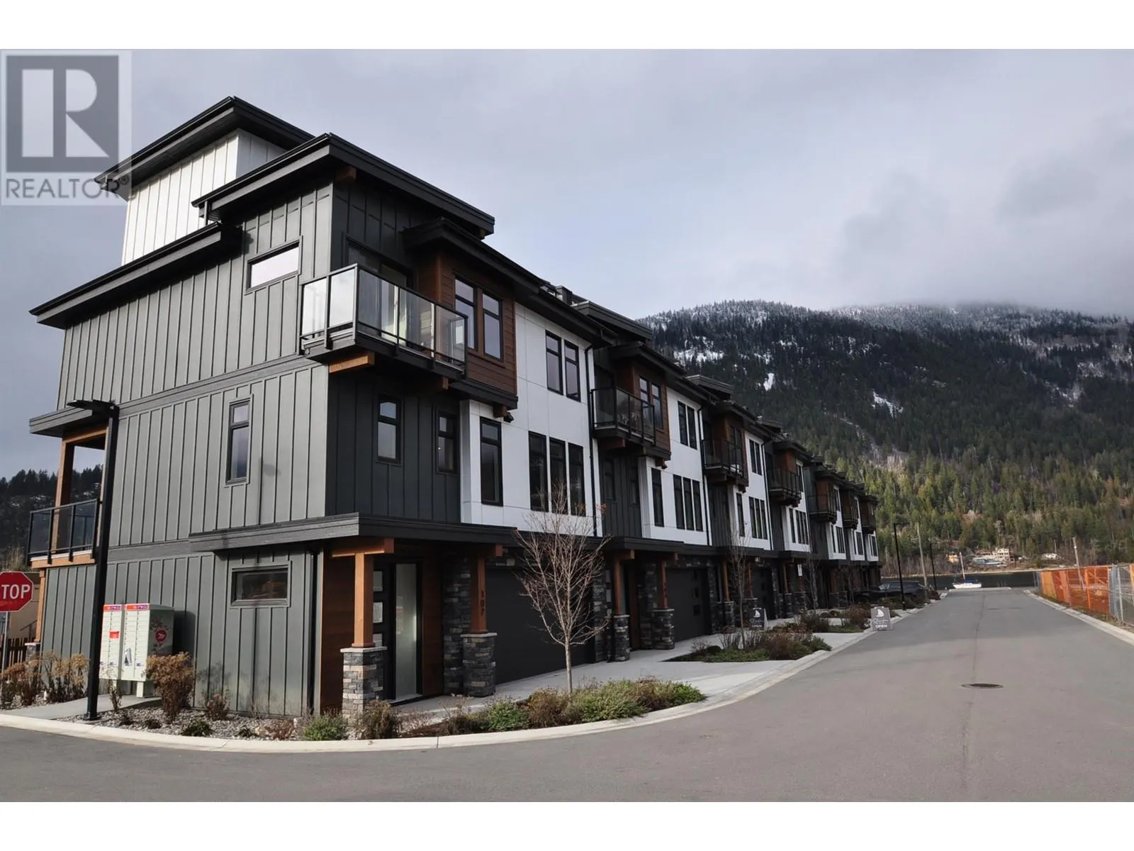 910 LAKESIDE Drive Unit# 107