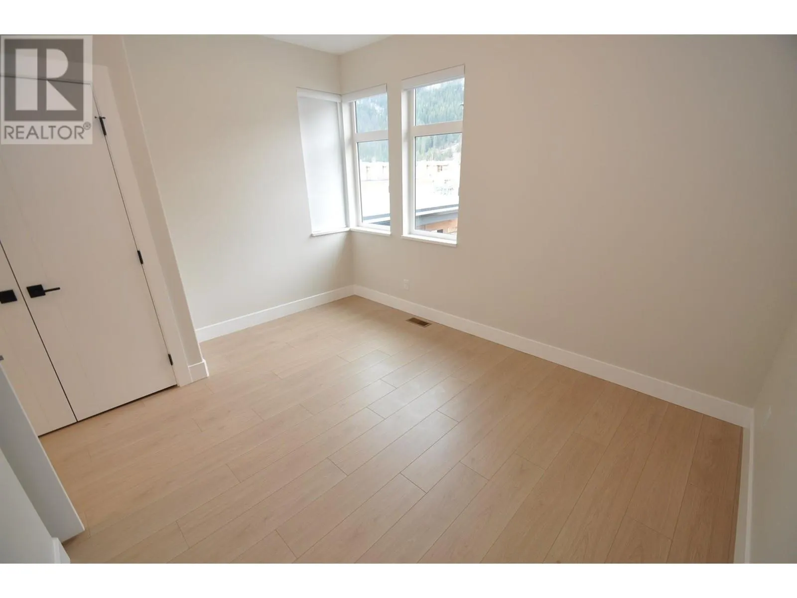 910 Lakeside Drive Unit# 401