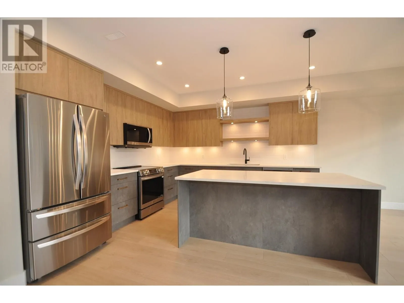 910 Lakeside Drive Unit# 401