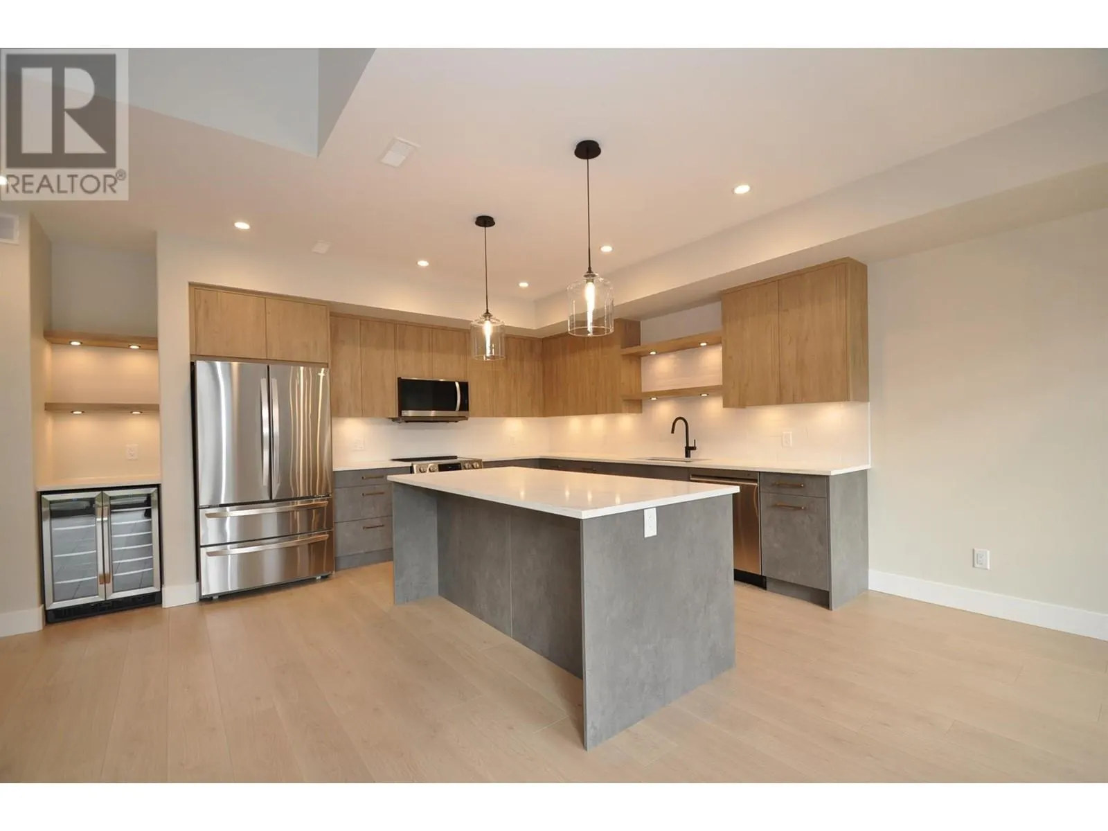 910 Lakeside Drive Unit# 401