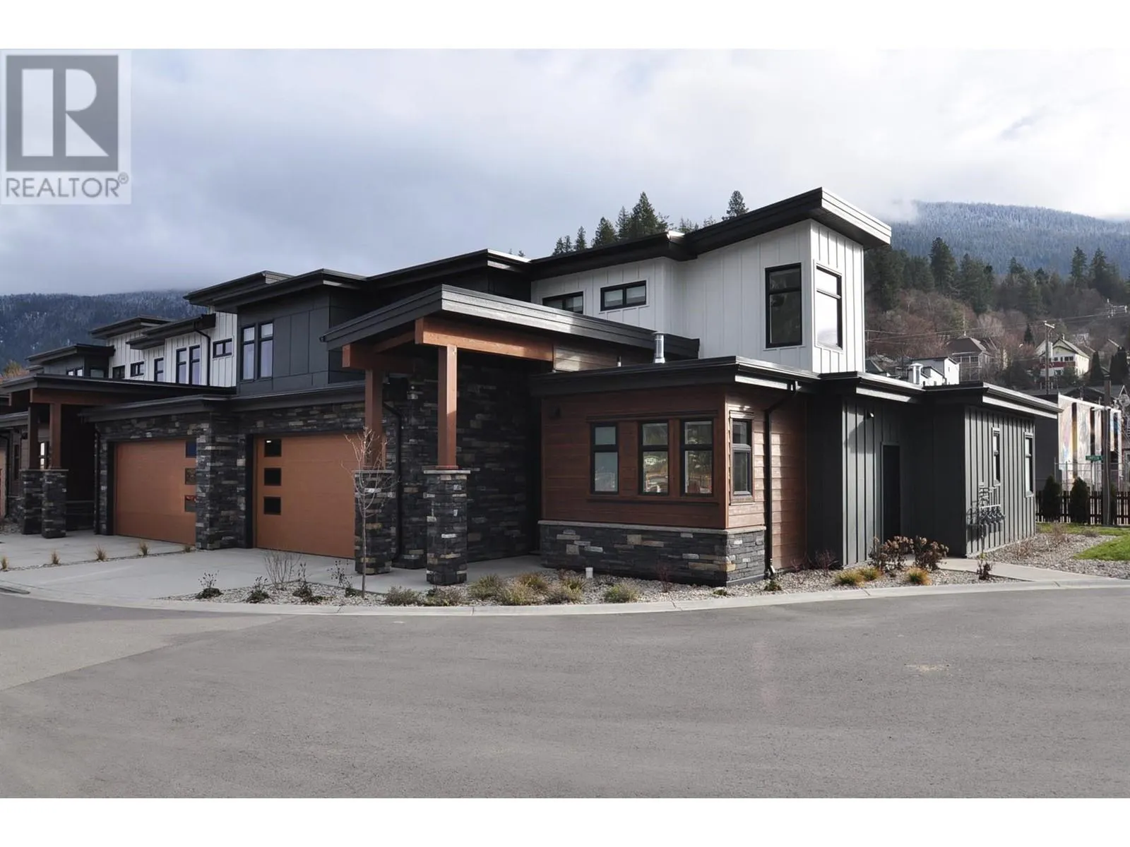 910 Lakeside Drive Unit# 401