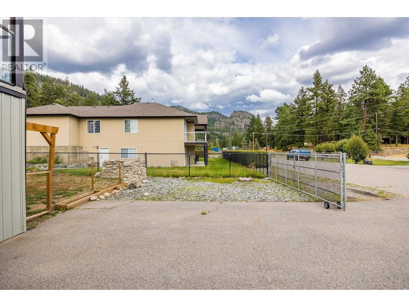 5749 MacKenzie Road