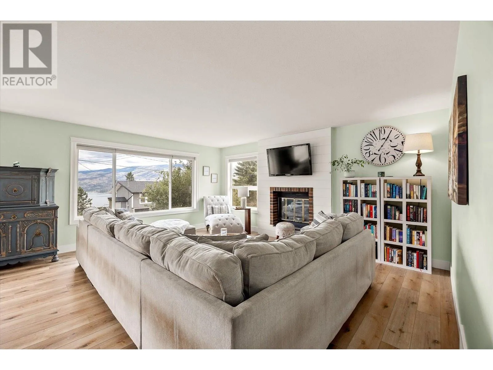 5749 MacKenzie Road