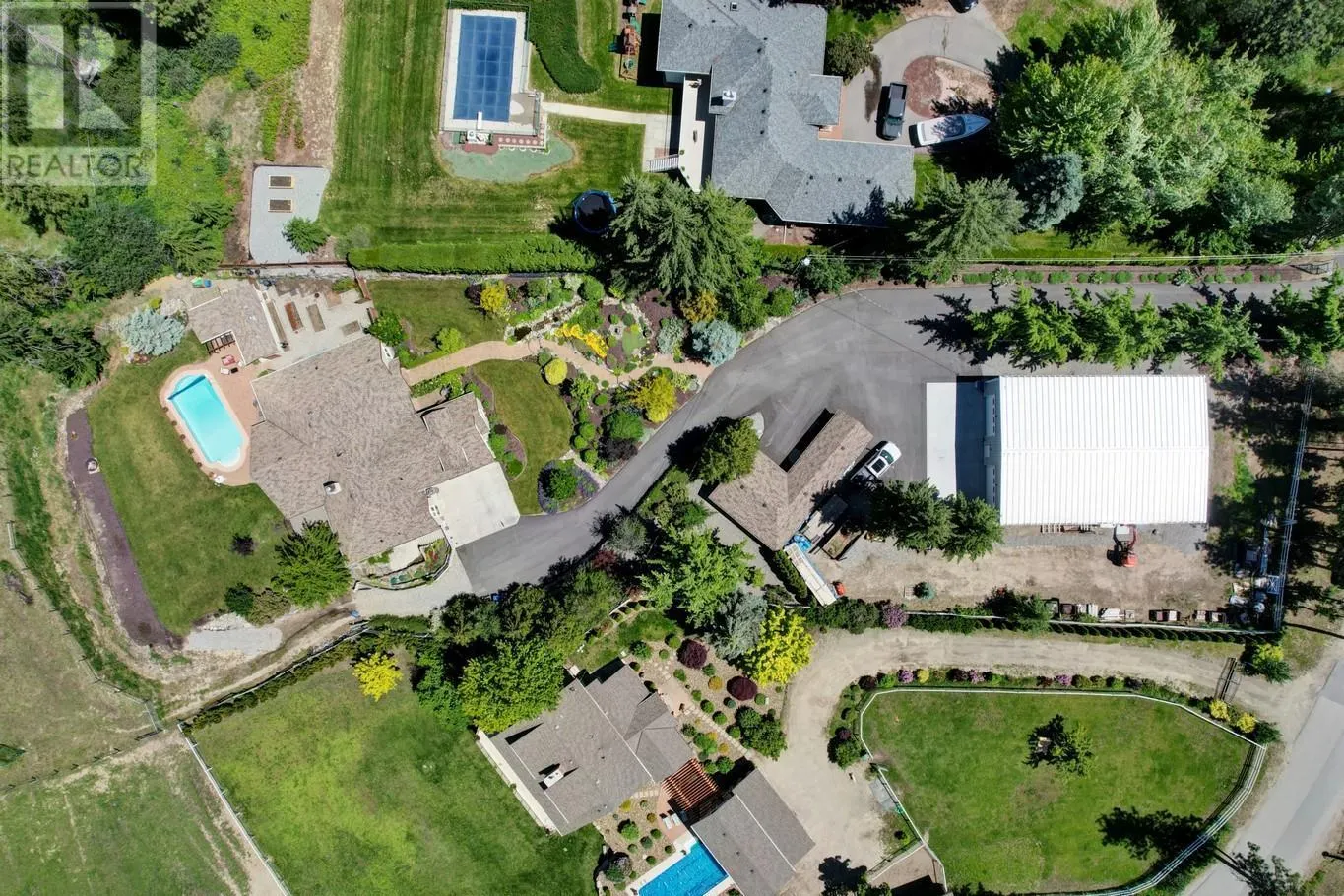 3672 Luxmoore Road