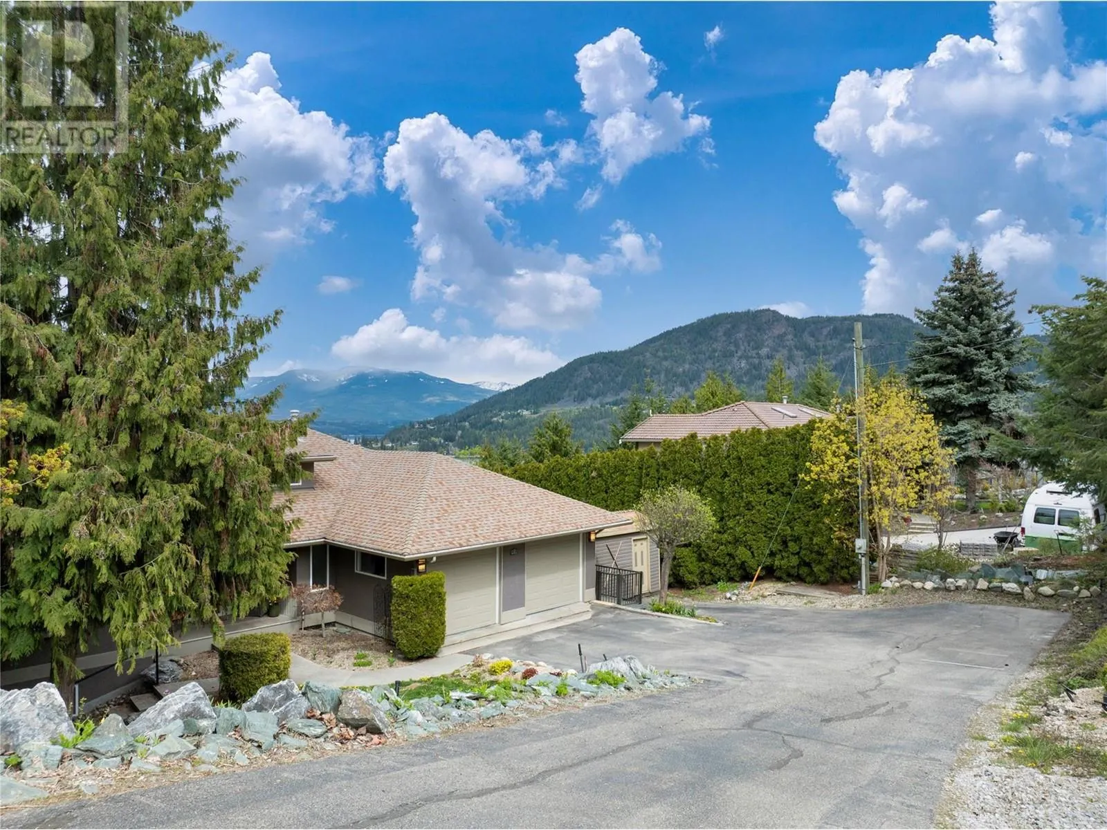 2273 Lakeview Drive