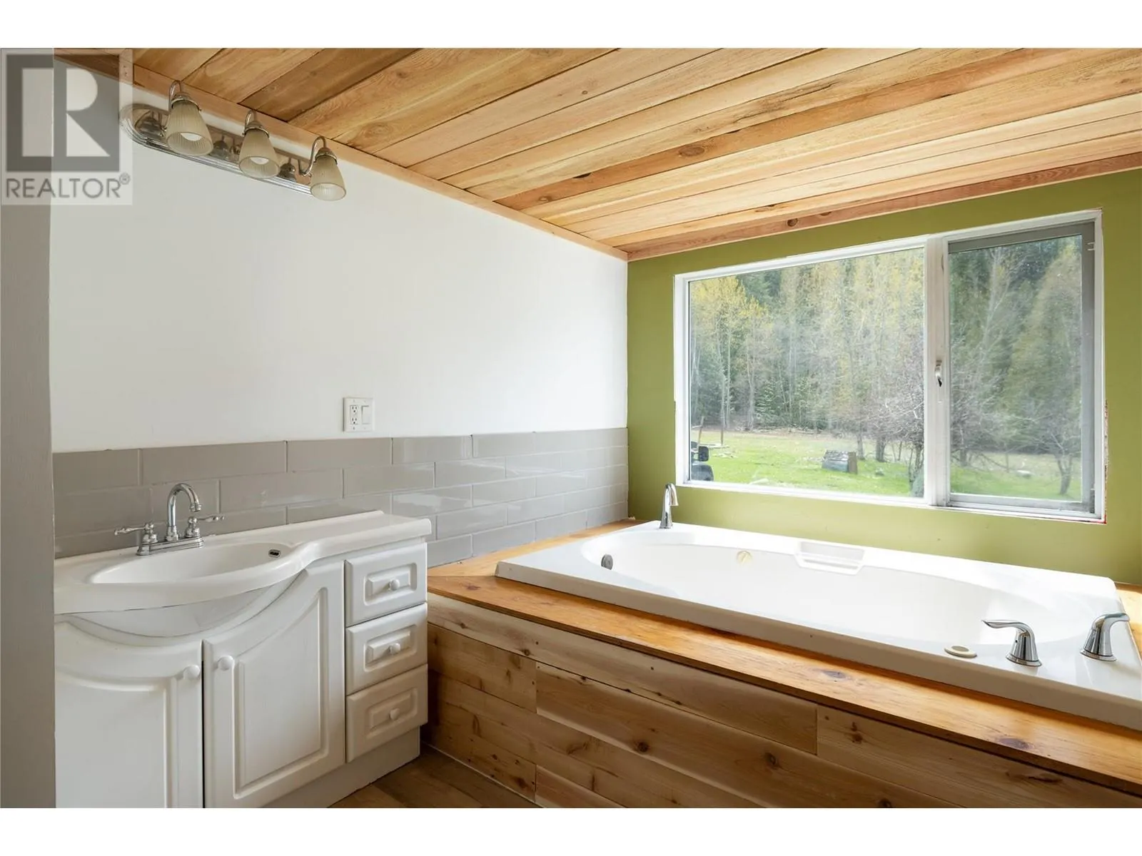 1538 Creighton Valley Road