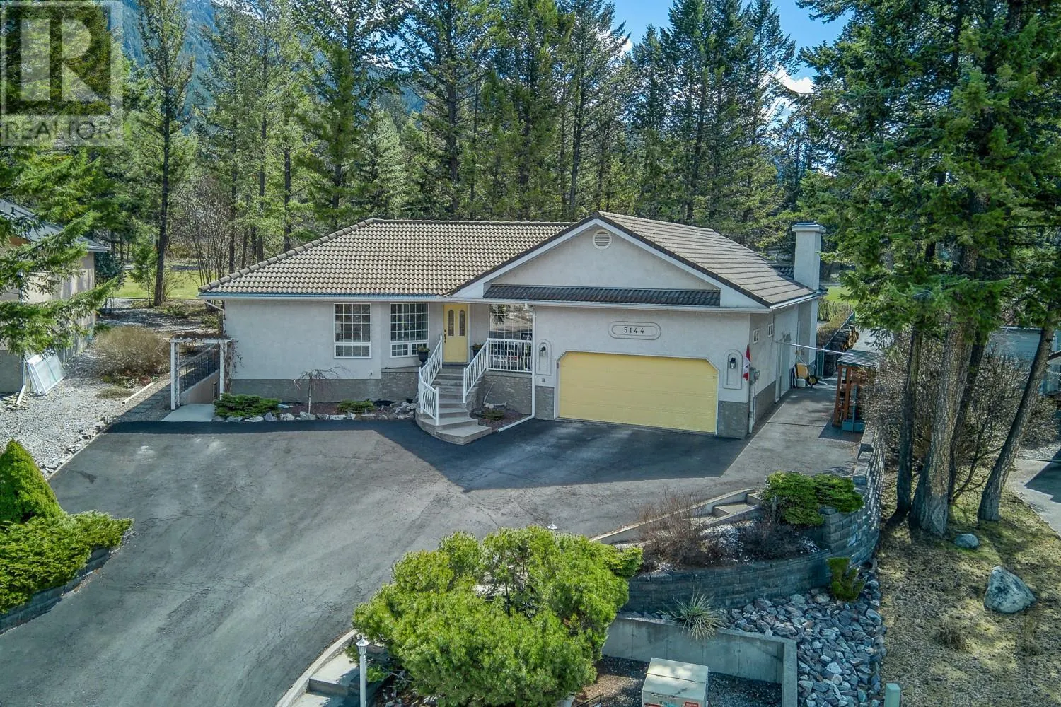 5144 RIVERVIEW Crescent