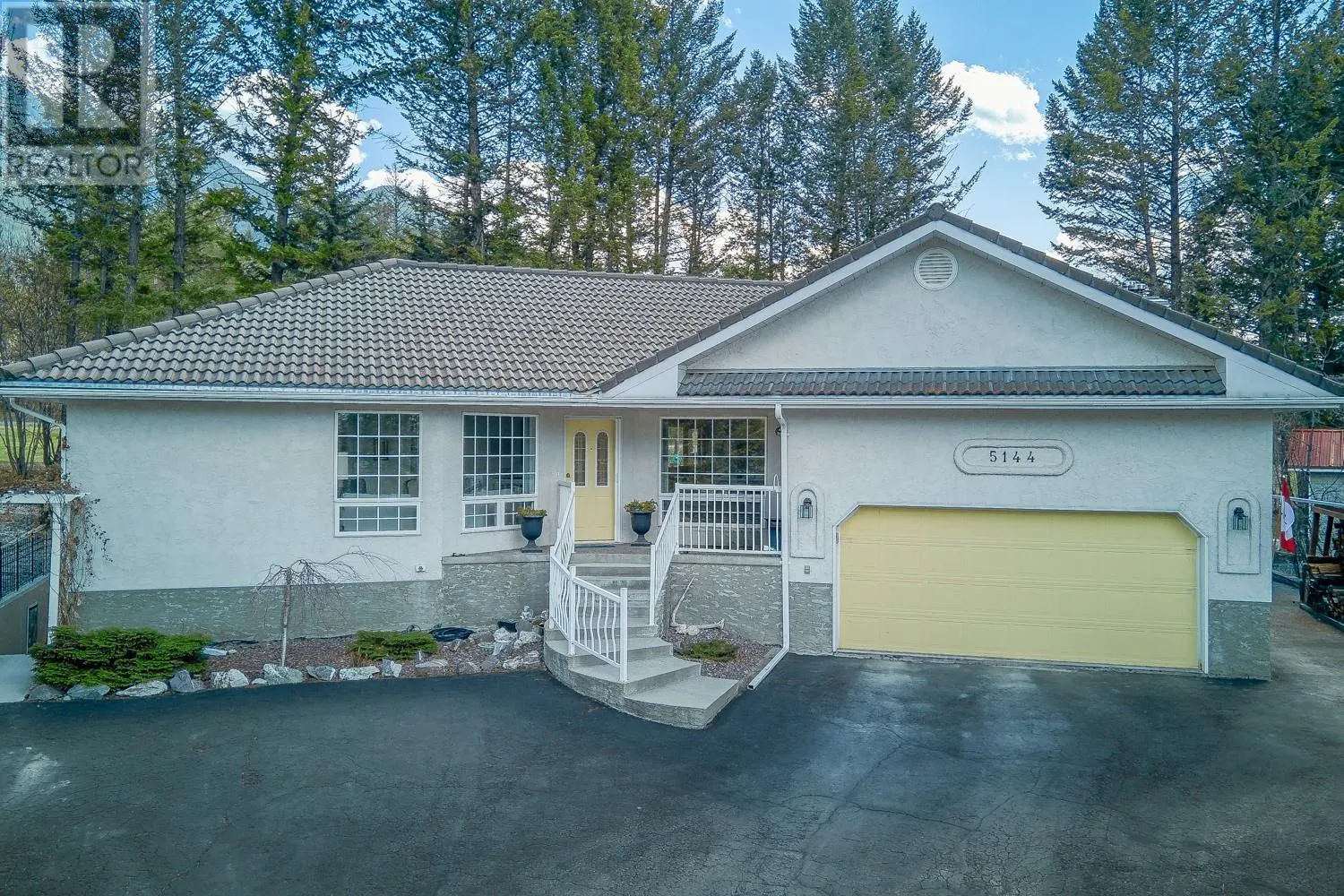 5144 RIVERVIEW Crescent