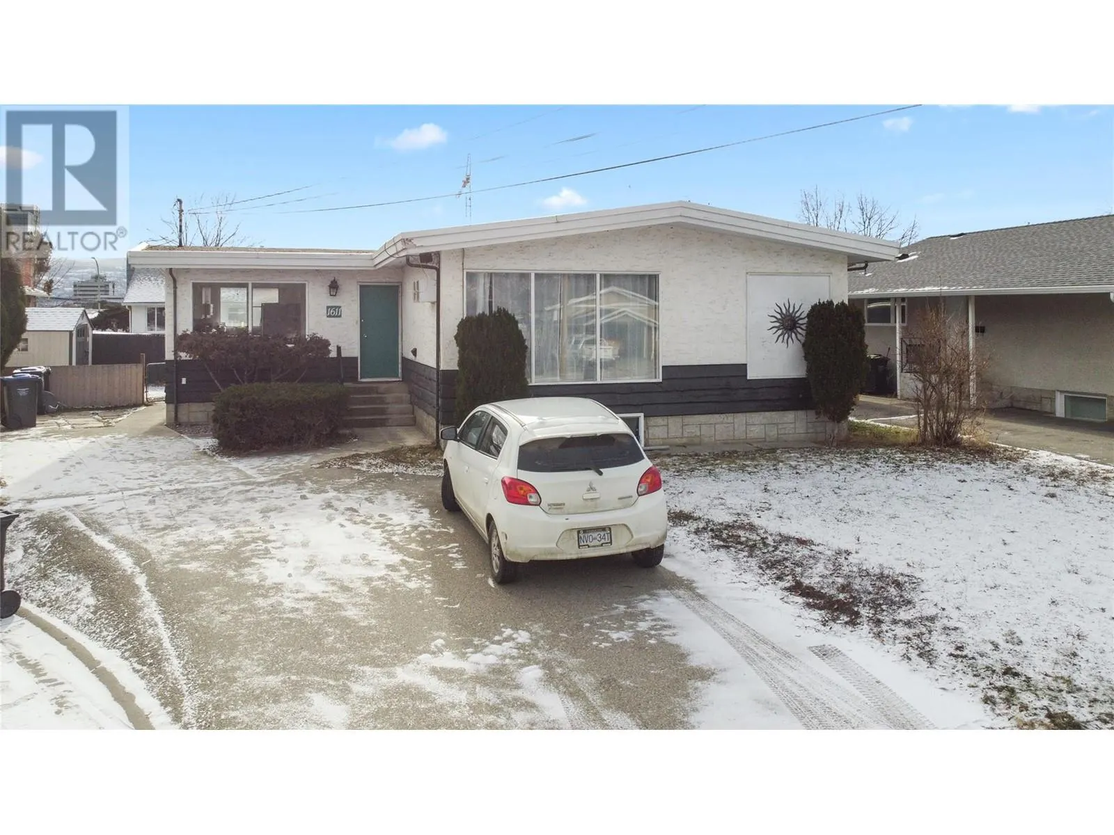 1611 Elm Street E