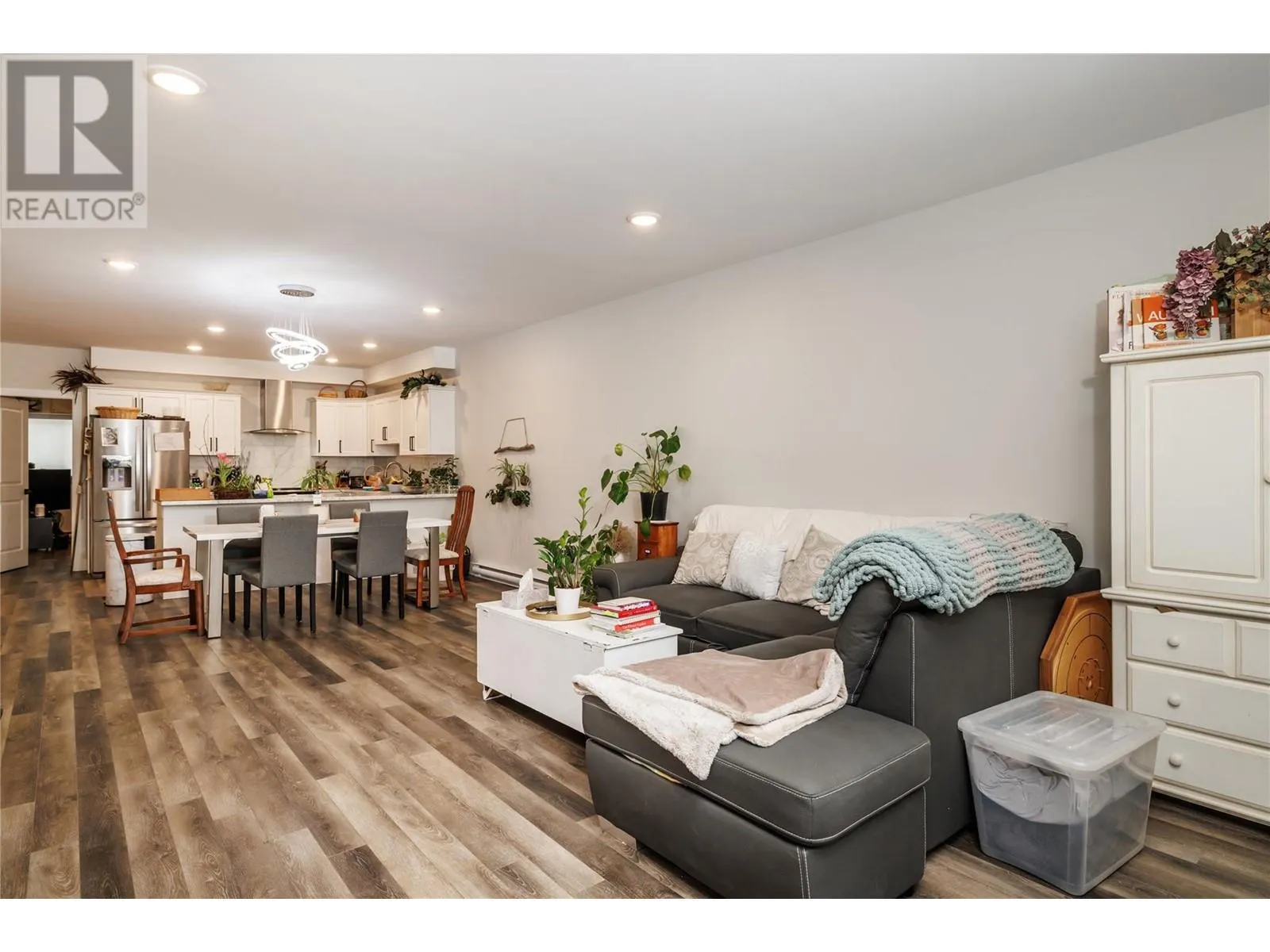 2811 Canyon Crest Drive