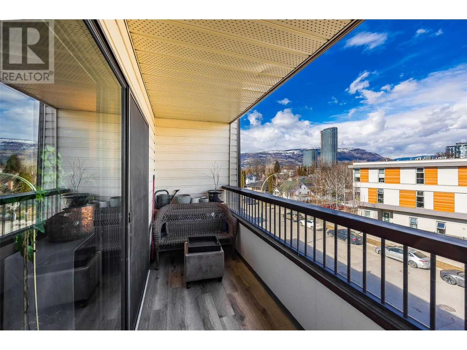 555 Rowcliffe Avenue Unit# 401