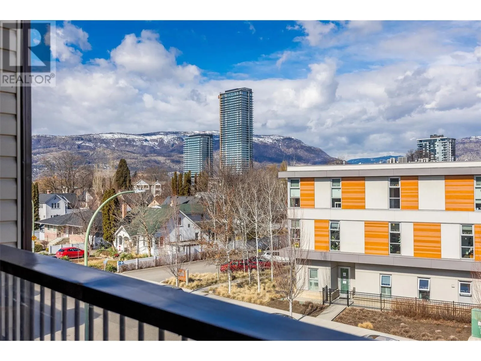 555 Rowcliffe Avenue Unit# 401