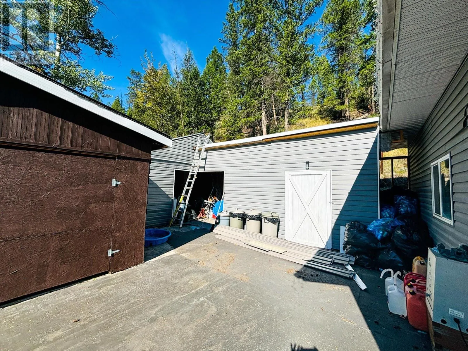 8256 HOBBITT FRONTAGE Road