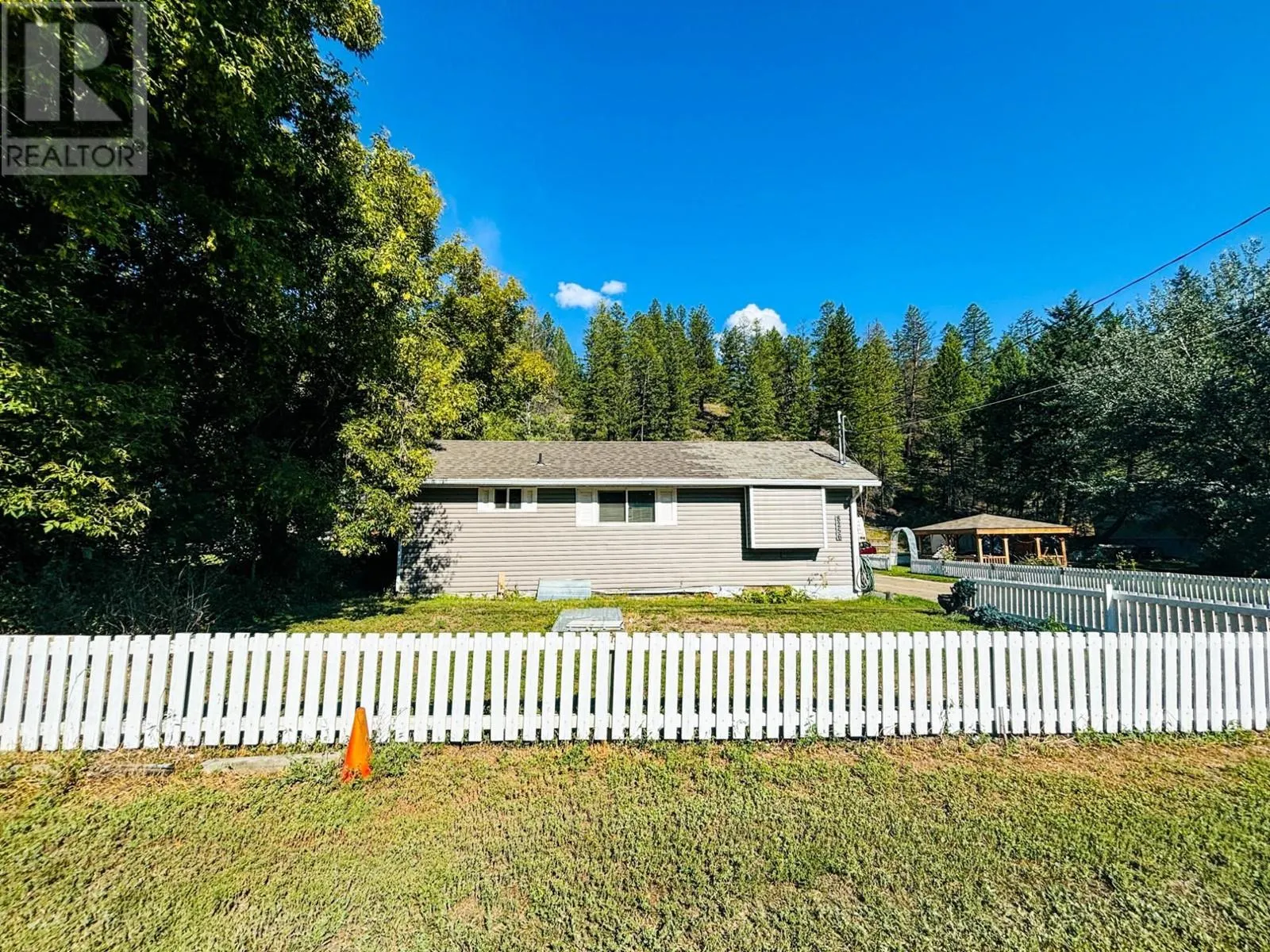 8256 HOBBITT FRONTAGE Road