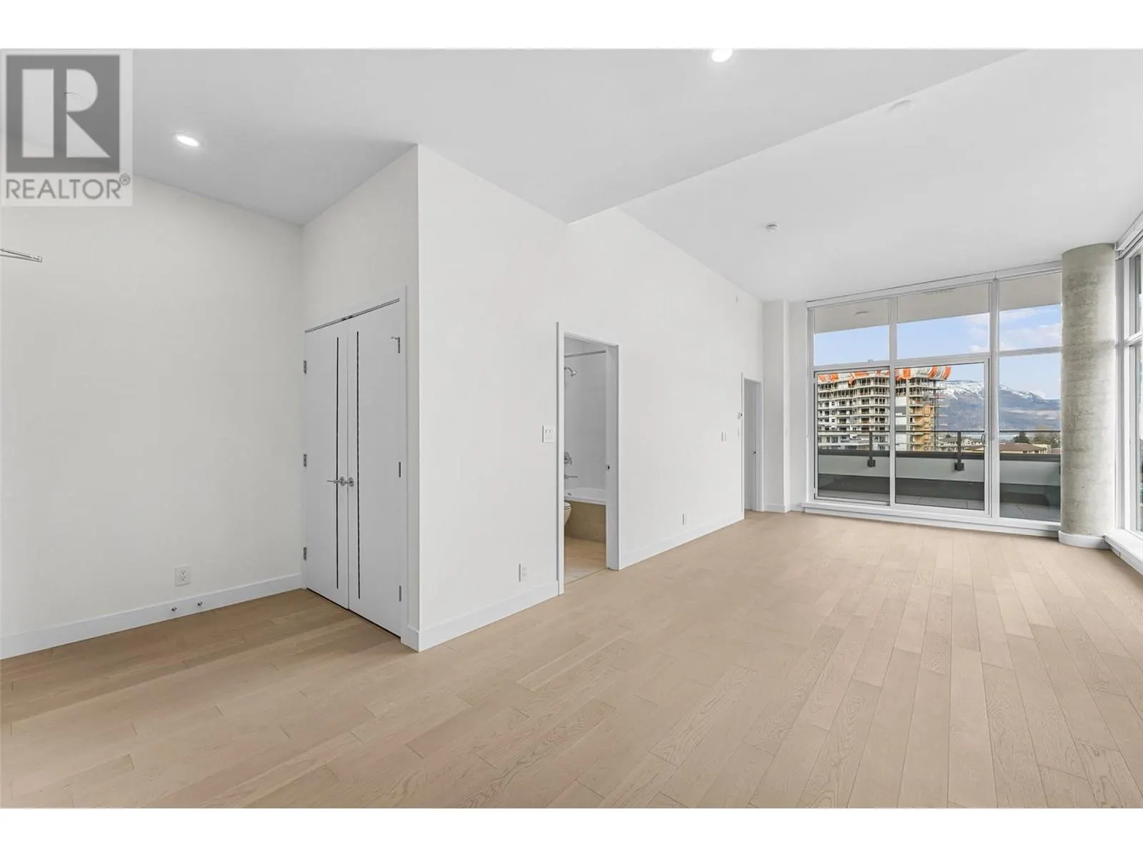 3389 Lakeshore Road Unit# 605