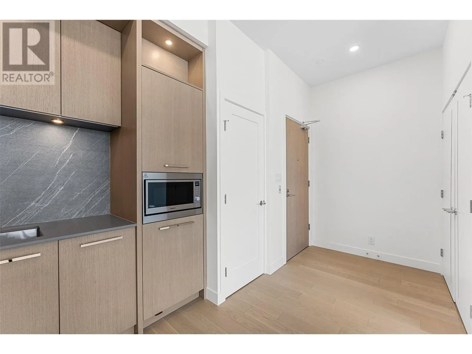 3389 Lakeshore Road Unit# 605
