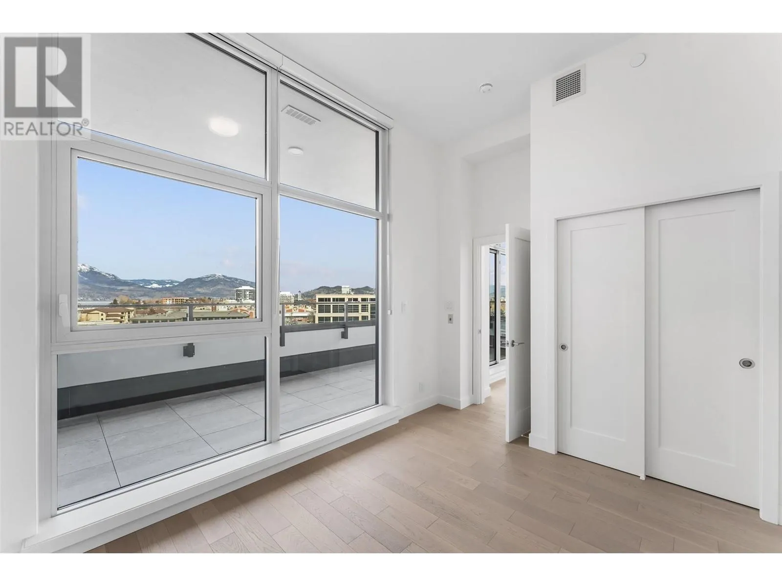 3389 Lakeshore Road Unit# 605