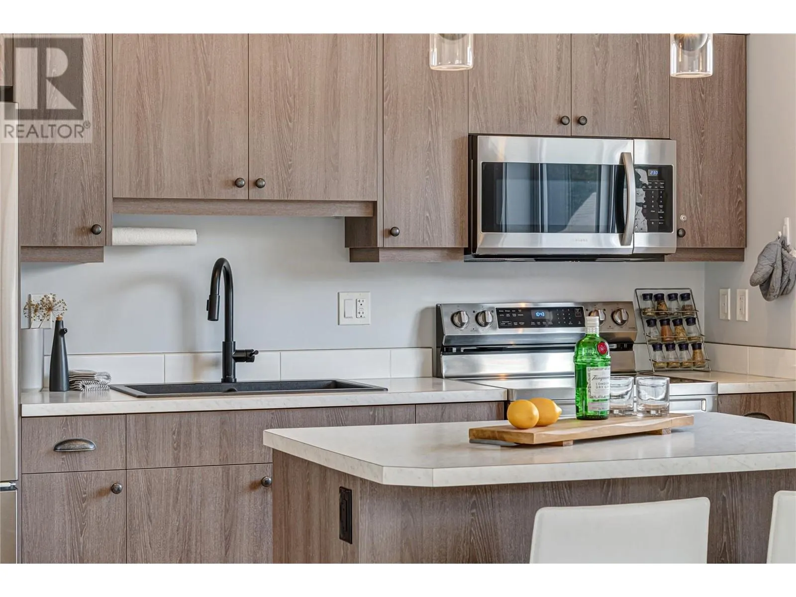 6324 LAURIER Avenue Unit# 18