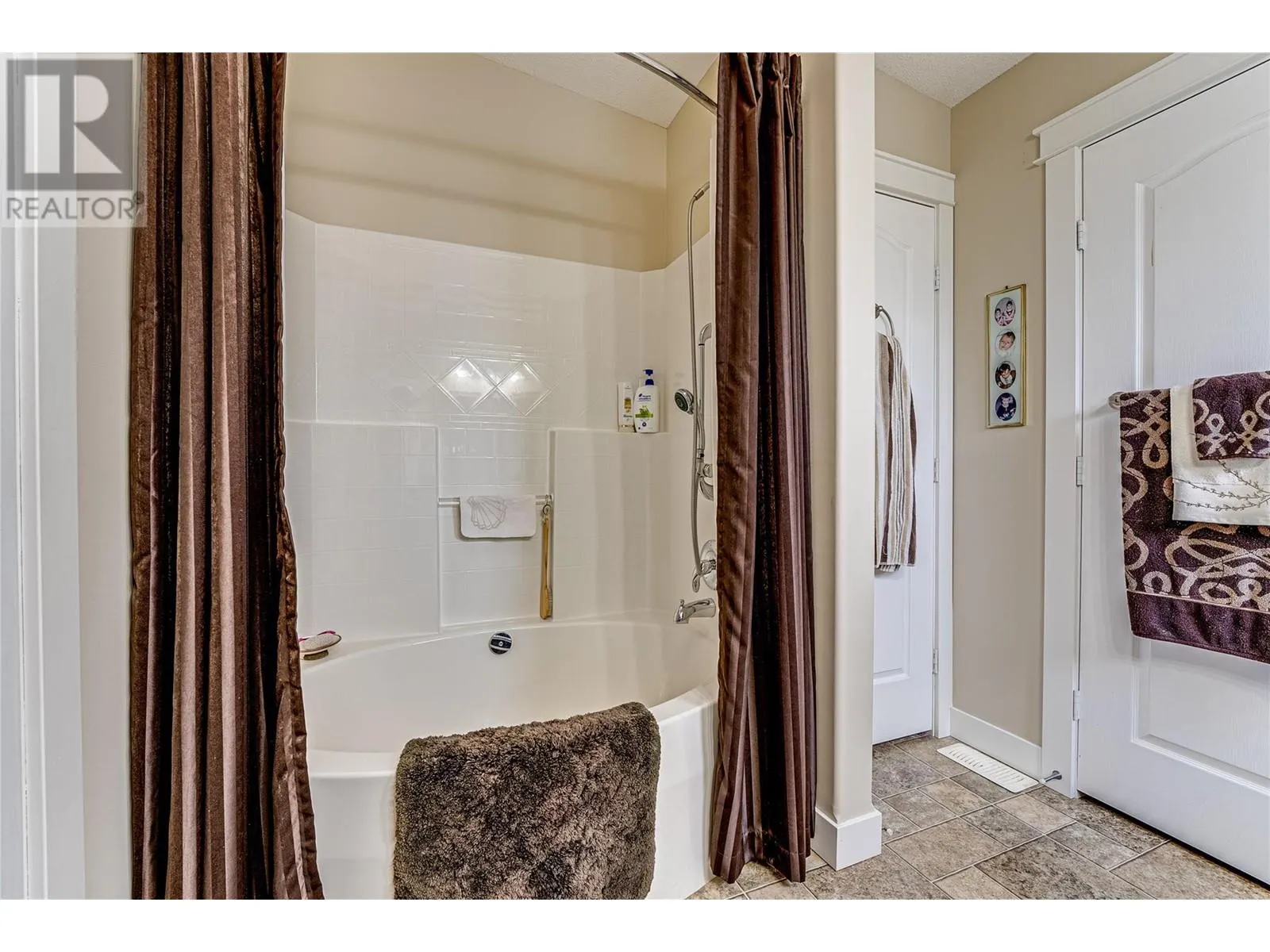 2727 Lakeshore Road Unit# 105
