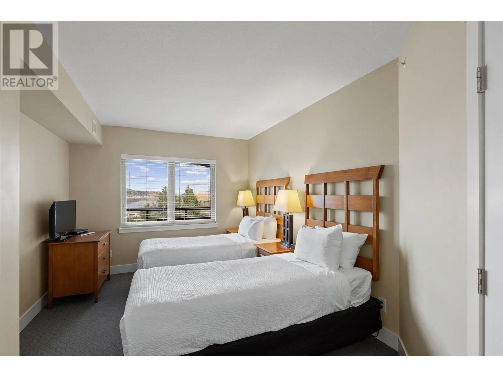 4205 Gellatly Road Unit# 404