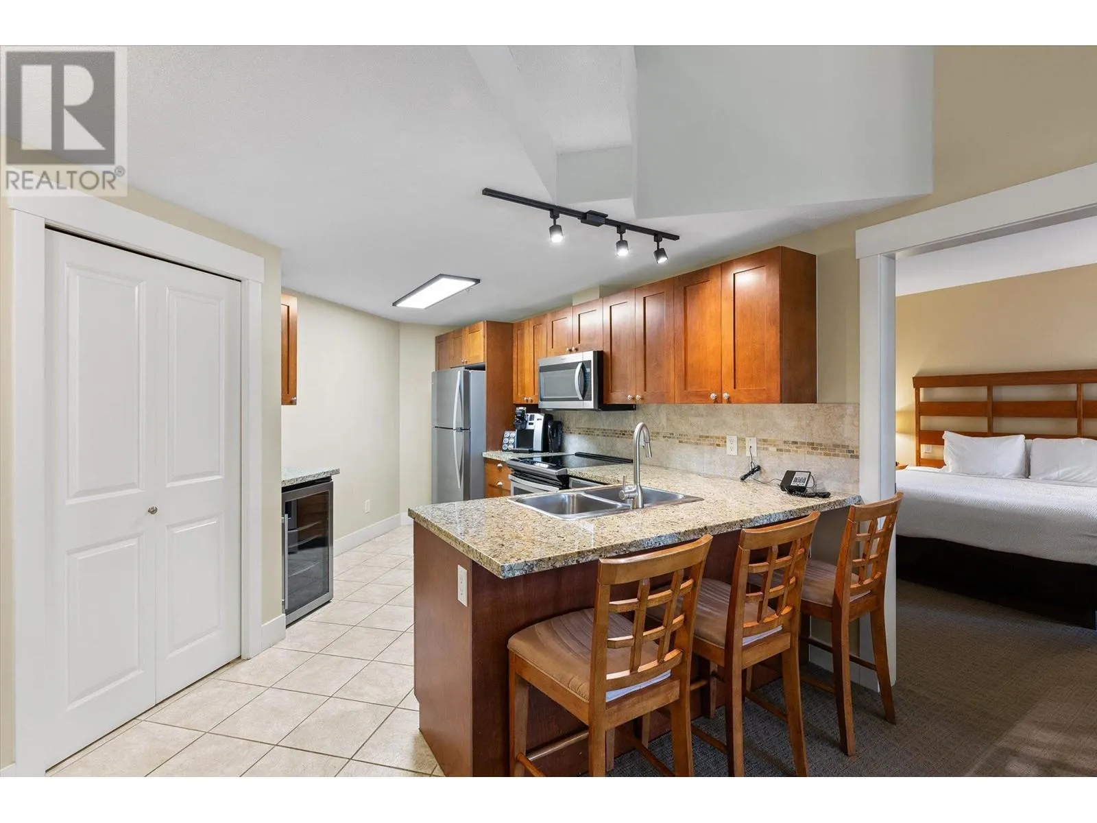 4205 Gellatly Road Unit# 404