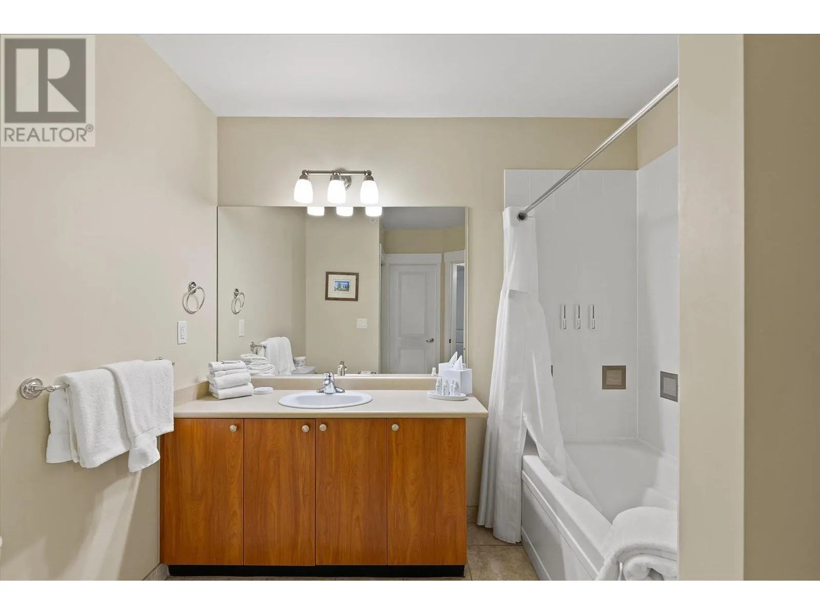 4205 Gellatly Road Unit# 404