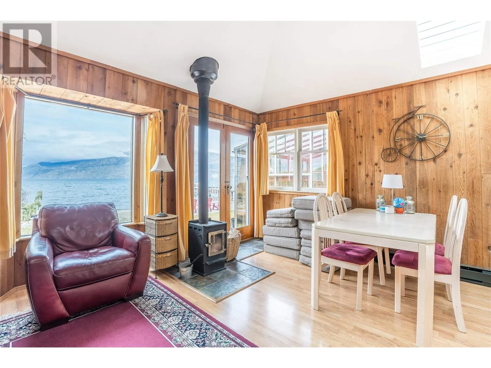 19279 Lakeshore Drive N