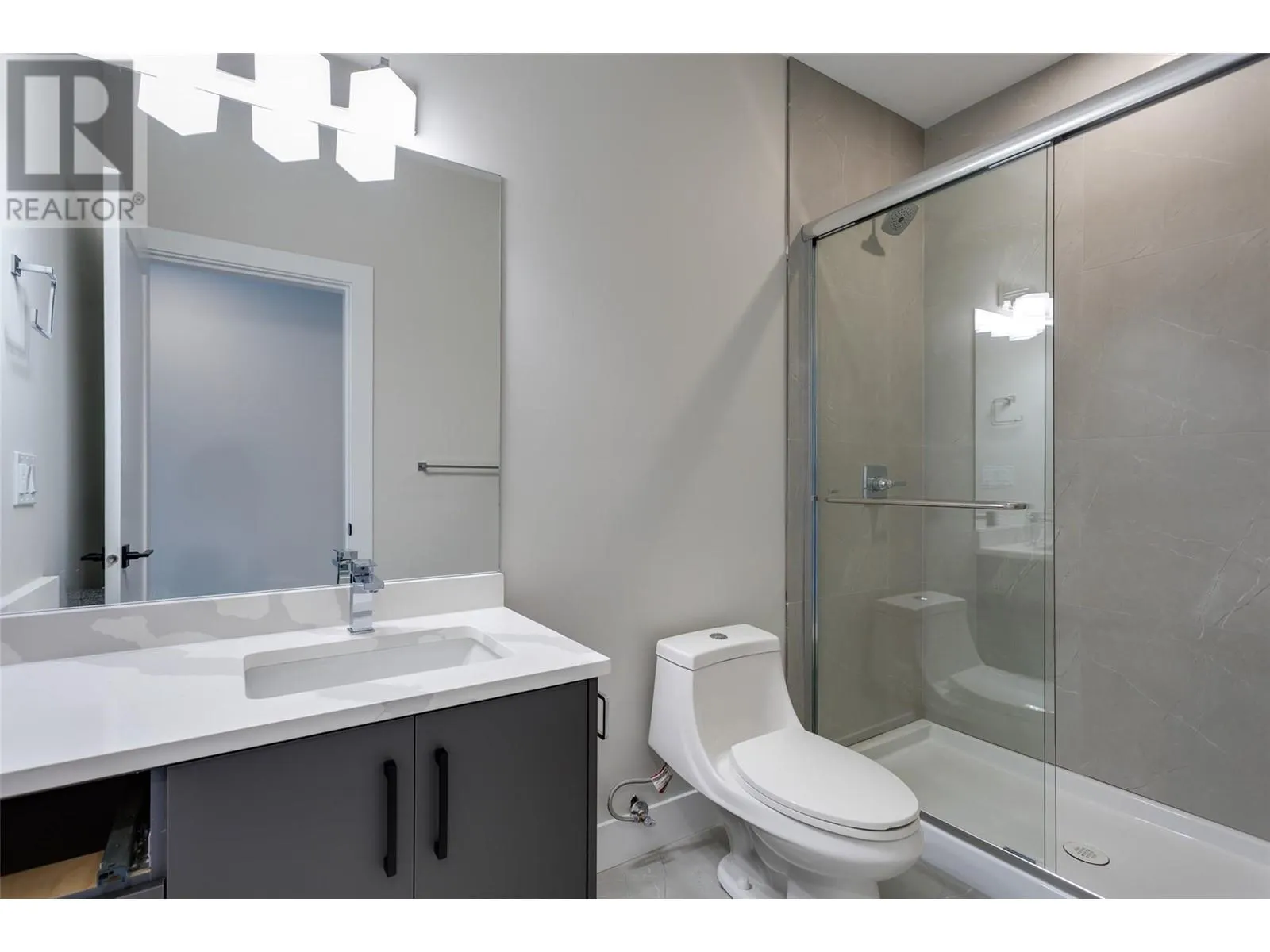 1675 HARBOUR VIEW Crescent